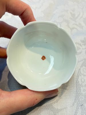 Three fine Chinese eggshell iron-red and gilt-decorated 'Boy and Goats' cups and saucers, Yongzheng — foto 13