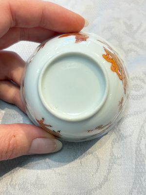 Three fine Chinese eggshell iron-red and gilt-decorated 'Boy and Goats' cups and saucers, Yongzheng — foto 14