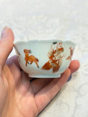 Three fine Chinese eggshell iron-red and gilt-decorated 'Boy and Goats' cups and saucers, Yongzheng — foto 15