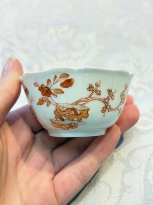 Three fine Chinese eggshell iron-red and gilt-decorated 'Boy and Goats' cups and saucers, Yongzheng — foto 16