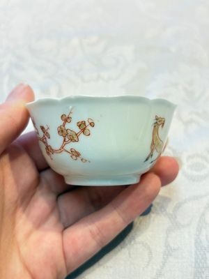 Three fine Chinese eggshell iron-red and gilt-decorated 'Boy and Goats' cups and saucers, Yongzheng — foto 17