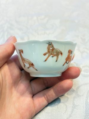 Three fine Chinese eggshell iron-red and gilt-decorated 'Boy and Goats' cups and saucers, Yongzheng — foto 18