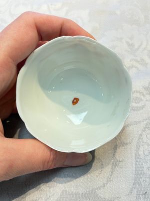 Three fine Chinese eggshell iron-red and gilt-decorated 'Boy and Goats' cups and saucers, Yongzheng — foto 19