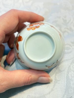 Three fine Chinese eggshell iron-red and gilt-decorated 'Boy and Goats' cups and saucers, Yongzheng — foto 20