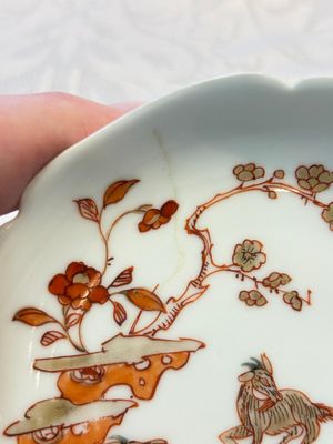 Three fine Chinese eggshell iron-red and gilt-decorated 'Boy and Goats' cups and saucers, Yongzheng — foto 2