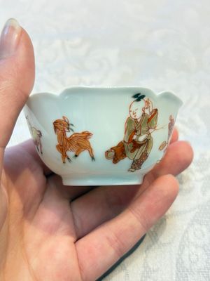 Three fine Chinese eggshell iron-red and gilt-decorated 'Boy and Goats' cups and saucers, Yongzheng — foto 21