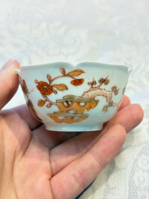 Three fine Chinese eggshell iron-red and gilt-decorated 'Boy and Goats' cups and saucers, Yongzheng — foto 22