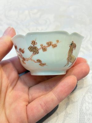 Three fine Chinese eggshell iron-red and gilt-decorated 'Boy and Goats' cups and saucers, Yongzheng — foto 23