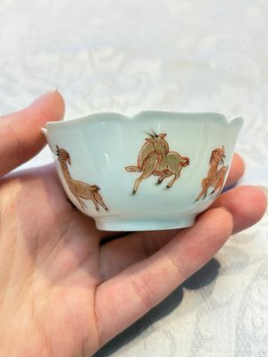 Three fine Chinese eggshell iron-red and gilt-decorated 'Boy and Goats' cups and saucers, Yongzheng — foto 24