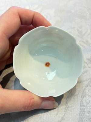 Three fine Chinese eggshell iron-red and gilt-decorated 'Boy and Goats' cups and saucers, Yongzheng — foto 25