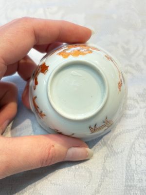 Three fine Chinese eggshell iron-red and gilt-decorated 'Boy and Goats' cups and saucers, Yongzheng — foto 26