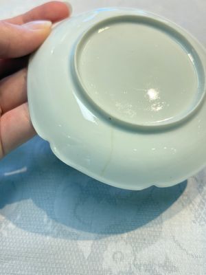 Three fine Chinese eggshell iron-red and gilt-decorated 'Boy and Goats' cups and saucers, Yongzheng — foto 4