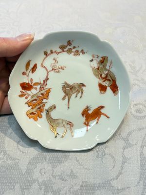 Three fine Chinese eggshell iron-red and gilt-decorated 'Boy and Goats' cups and saucers, Yongzheng — foto 5