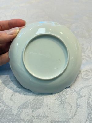 Three fine Chinese eggshell iron-red and gilt-decorated 'Boy and Goats' cups and saucers, Yongzheng — foto 6