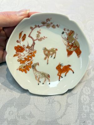 Three fine Chinese eggshell iron-red and gilt-decorated 'Boy and Goats' cups and saucers, Yongzheng — foto 7