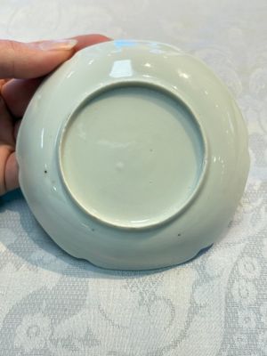 Three fine Chinese eggshell iron-red and gilt-decorated 'Boy and Goats' cups and saucers, Yongzheng — foto 8