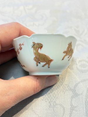 Three fine Chinese eggshell iron-red and gilt-decorated 'Boy and Goats' cups and saucers, Yongzheng — foto 9