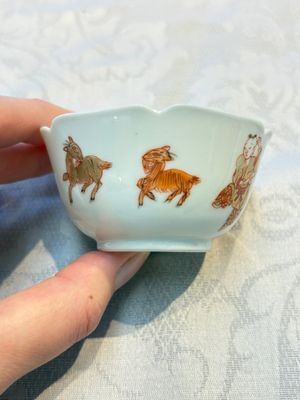 Three fine Chinese eggshell iron-red and gilt-decorated 'Boy and Goats' cups and saucers, Yongzheng — foto 10