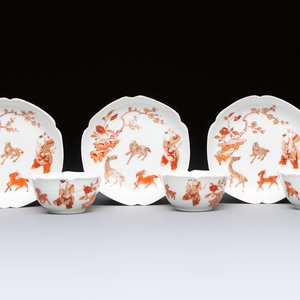 Three fine Chinese eggshell iron-red and gilt-decorated 'Boy and Goats' cups and saucers, Yongzheng — foto 1