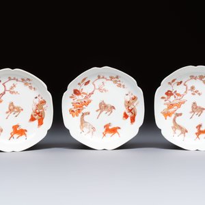 Three fine Chinese eggshell iron-red and gilt-decorated 'Boy and Goats' cups and saucers, Yongzheng — foto 2