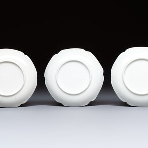 Three fine Chinese eggshell iron-red and gilt-decorated 'Boy and Goats' cups and saucers, Yongzheng — foto 3