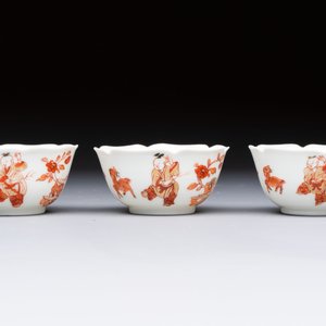 Three fine Chinese eggshell iron-red and gilt-decorated 'Boy and Goats' cups and saucers, Yongzheng — foto 4