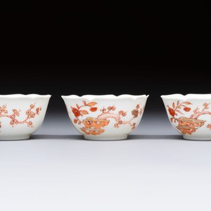 Three fine Chinese eggshell iron-red and gilt-decorated 'Boy and Goats' cups and saucers, Yongzheng — foto 5