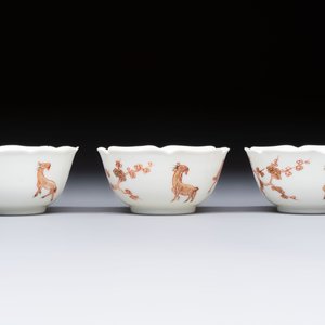 Three fine Chinese eggshell iron-red and gilt-decorated 'Boy and Goats' cups and saucers, Yongzheng — foto 6