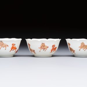 Three fine Chinese eggshell iron-red and gilt-decorated 'Boy and Goats' cups and saucers, Yongzheng — foto 7