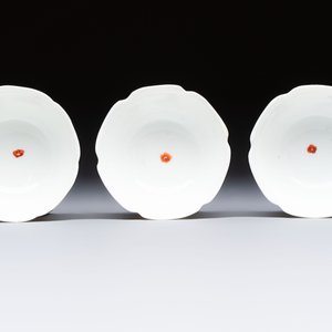 Three fine Chinese eggshell iron-red and gilt-decorated 'Boy and Goats' cups and saucers, Yongzheng — foto 8