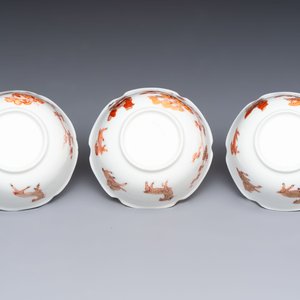 Three fine Chinese eggshell iron-red and gilt-decorated 'Boy and Goats' cups and saucers, Yongzheng — foto 9