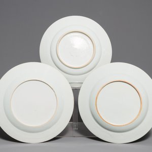 Three fine Chinese famille rose and Imari style plates, Yongzheng/Qianlong — photo 2