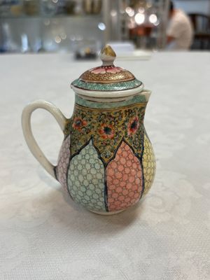 Three fine Chinese famille rose covered milk jugs and a grisaille and iron-red-decorated tea caddy with silver cover, Yongzheng/Qianlong — foto 1