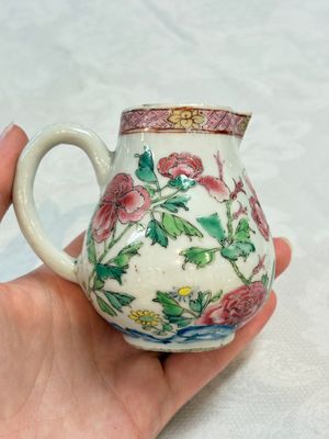Three fine Chinese famille rose covered milk jugs and a grisaille and iron-red-decorated tea caddy with silver cover, Yongzheng/Qianlong — foto 11