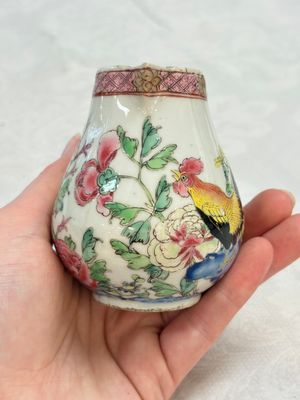 Three fine Chinese famille rose covered milk jugs and a grisaille and iron-red-decorated tea caddy with silver cover, Yongzheng/Qianlong — foto 12