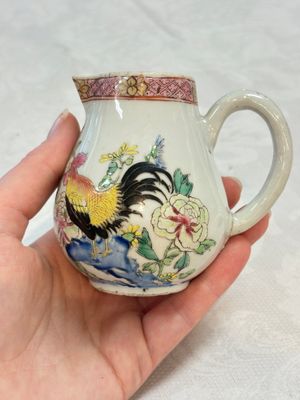 Three fine Chinese famille rose covered milk jugs and a grisaille and iron-red-decorated tea caddy with silver cover, Yongzheng/Qianlong — foto 13
