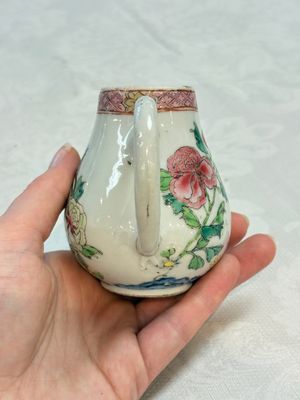 Three fine Chinese famille rose covered milk jugs and a grisaille and iron-red-decorated tea caddy with silver cover, Yongzheng/Qianlong — foto 14