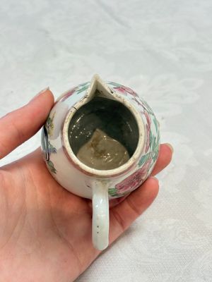 Three fine Chinese famille rose covered milk jugs and a grisaille and iron-red-decorated tea caddy with silver cover, Yongzheng/Qianlong — foto 15