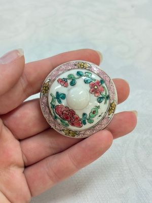 Three fine Chinese famille rose covered milk jugs and a grisaille and iron-red-decorated tea caddy with silver cover, Yongzheng/Qianlong — foto 17