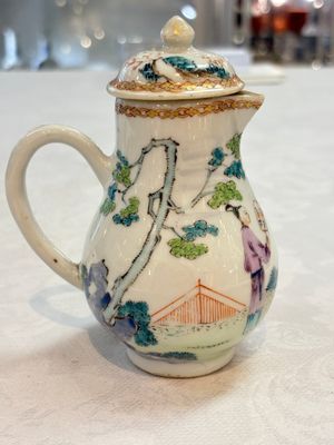 Three fine Chinese famille rose covered milk jugs and a grisaille and iron-red-decorated tea caddy with silver cover, Yongzheng/Qianlong — foto 19