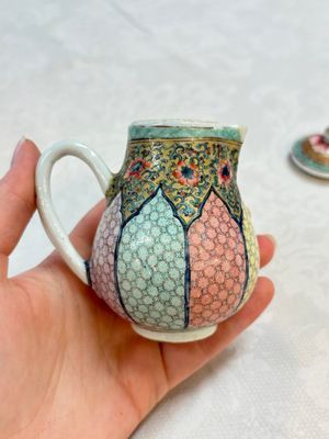 Three fine Chinese famille rose covered milk jugs and a grisaille and iron-red-decorated tea caddy with silver cover, Yongzheng/Qianlong — foto 2