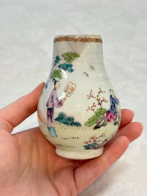 Three fine Chinese famille rose covered milk jugs and a grisaille and iron-red-decorated tea caddy with silver cover, Yongzheng/Qianlong — foto 21