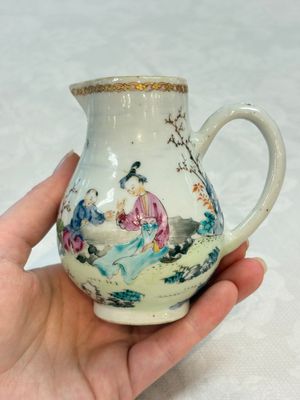 Three fine Chinese famille rose covered milk jugs and a grisaille and iron-red-decorated tea caddy with silver cover, Yongzheng/Qianlong — foto 22