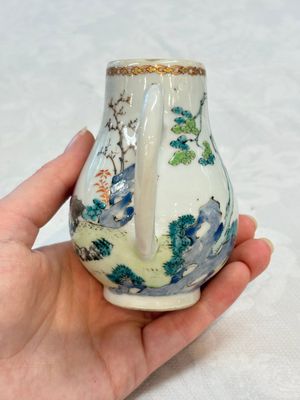 Three fine Chinese famille rose covered milk jugs and a grisaille and iron-red-decorated tea caddy with silver cover, Yongzheng/Qianlong — foto 23