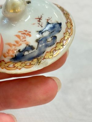 Three fine Chinese famille rose covered milk jugs and a grisaille and iron-red-decorated tea caddy with silver cover, Yongzheng/Qianlong — foto 27