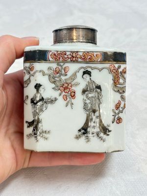 Three fine Chinese famille rose covered milk jugs and a grisaille and iron-red-decorated tea caddy with silver cover, Yongzheng/Qianlong — foto 29