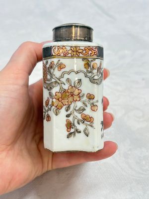 Three fine Chinese famille rose covered milk jugs and a grisaille and iron-red-decorated tea caddy with silver cover, Yongzheng/Qianlong — foto 30