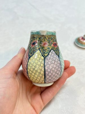 Three fine Chinese famille rose covered milk jugs and a grisaille and iron-red-decorated tea caddy with silver cover, Yongzheng/Qianlong — foto 3