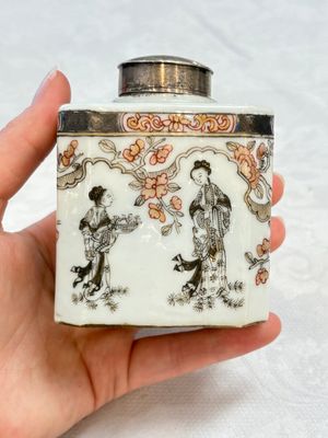 Three fine Chinese famille rose covered milk jugs and a grisaille and iron-red-decorated tea caddy with silver cover, Yongzheng/Qianlong — foto 31