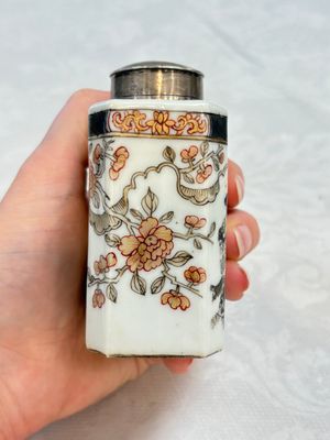 Three fine Chinese famille rose covered milk jugs and a grisaille and iron-red-decorated tea caddy with silver cover, Yongzheng/Qianlong — foto 32